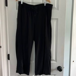 Women’s black Athleta cropped pants size 14